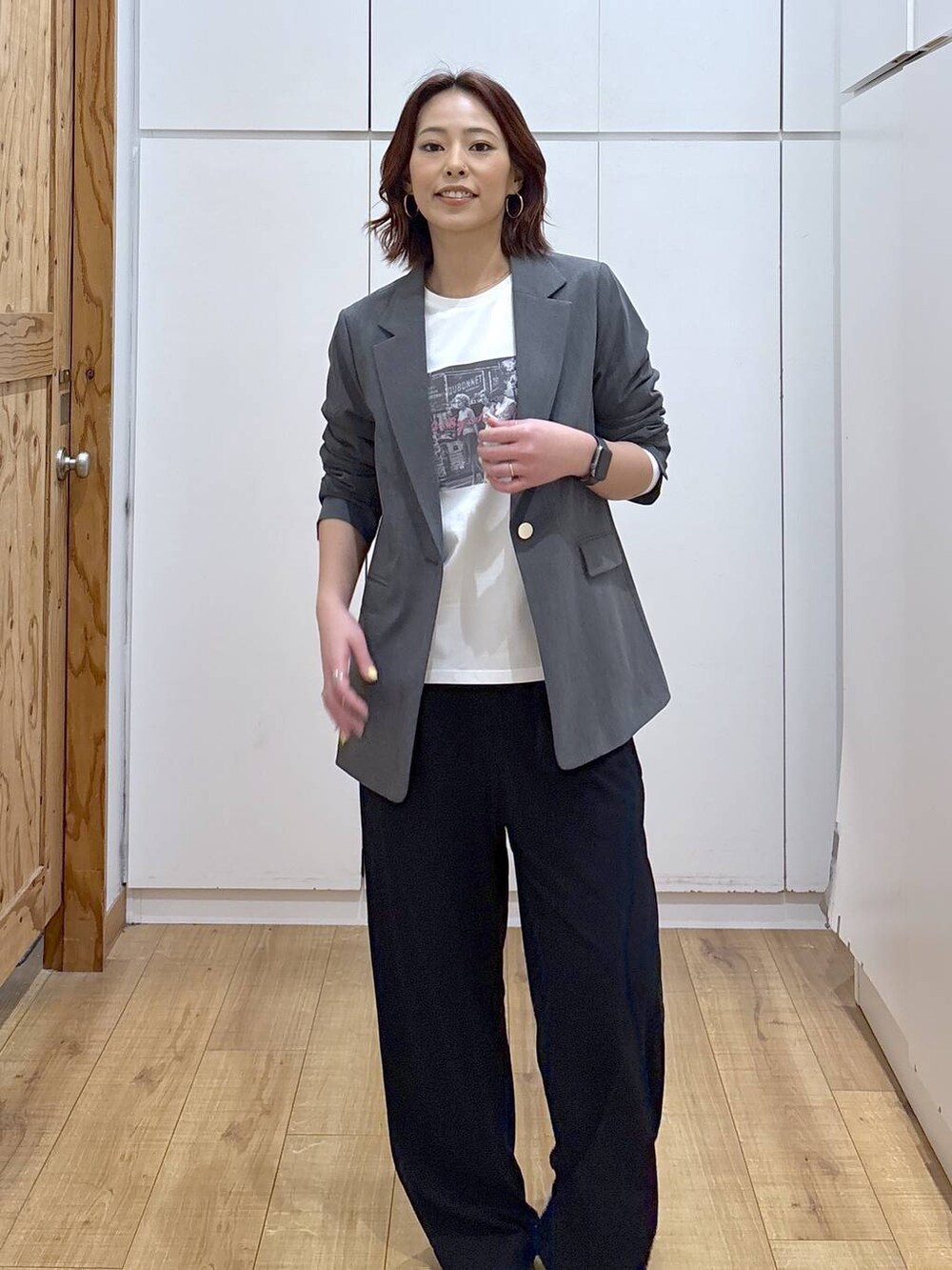 グレー系のテーラードジャケット、ブラック系のその他パンツ、ホワイト系のTシャツ/カットソーを着用したレディースの春コーディネートの7枚目の写真