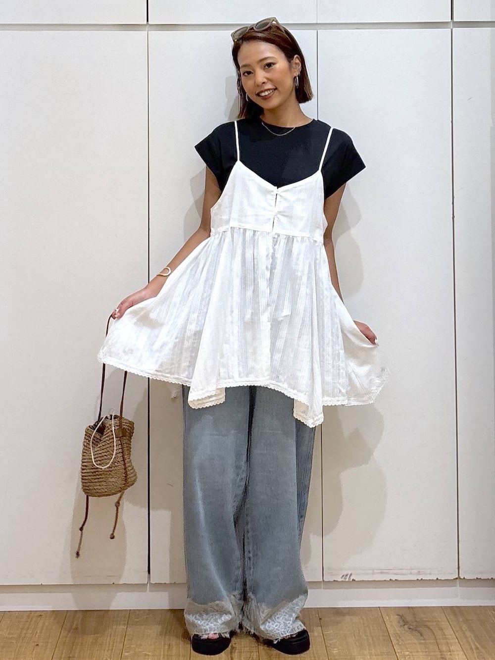 ホワイト系のシャツ/ブラウス、ブラック系のTシャツ/カットソー、ベージュ系のショルダーバッグを着用したレディースの夏コーディネートの2枚目の写真