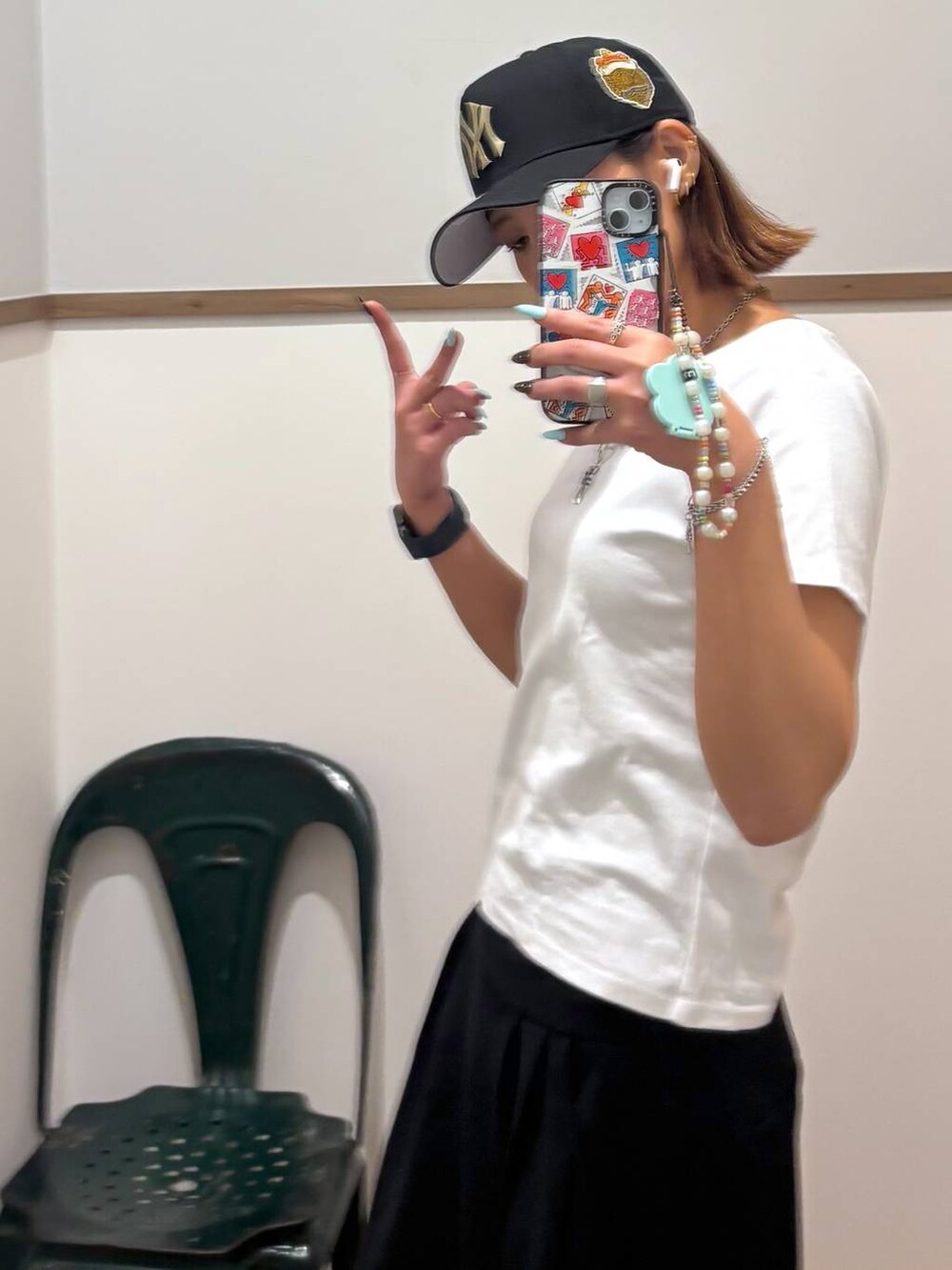 ホワイト系のTシャツ/カットソー、ブラック系のその他パンツを着用したレディースの春コーディネートの6枚目の写真