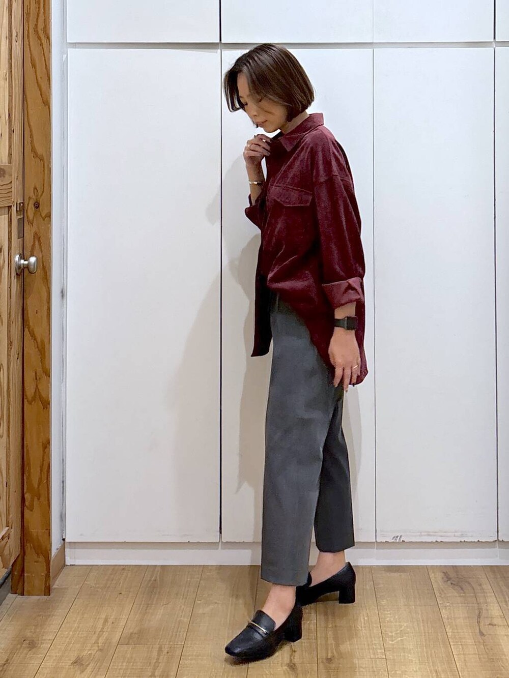 ブラック系のローファー、レッド系のシャツ/ブラウス、グレー系のその他パンツを着用したレディースの秋コーディネートの4枚目の写真