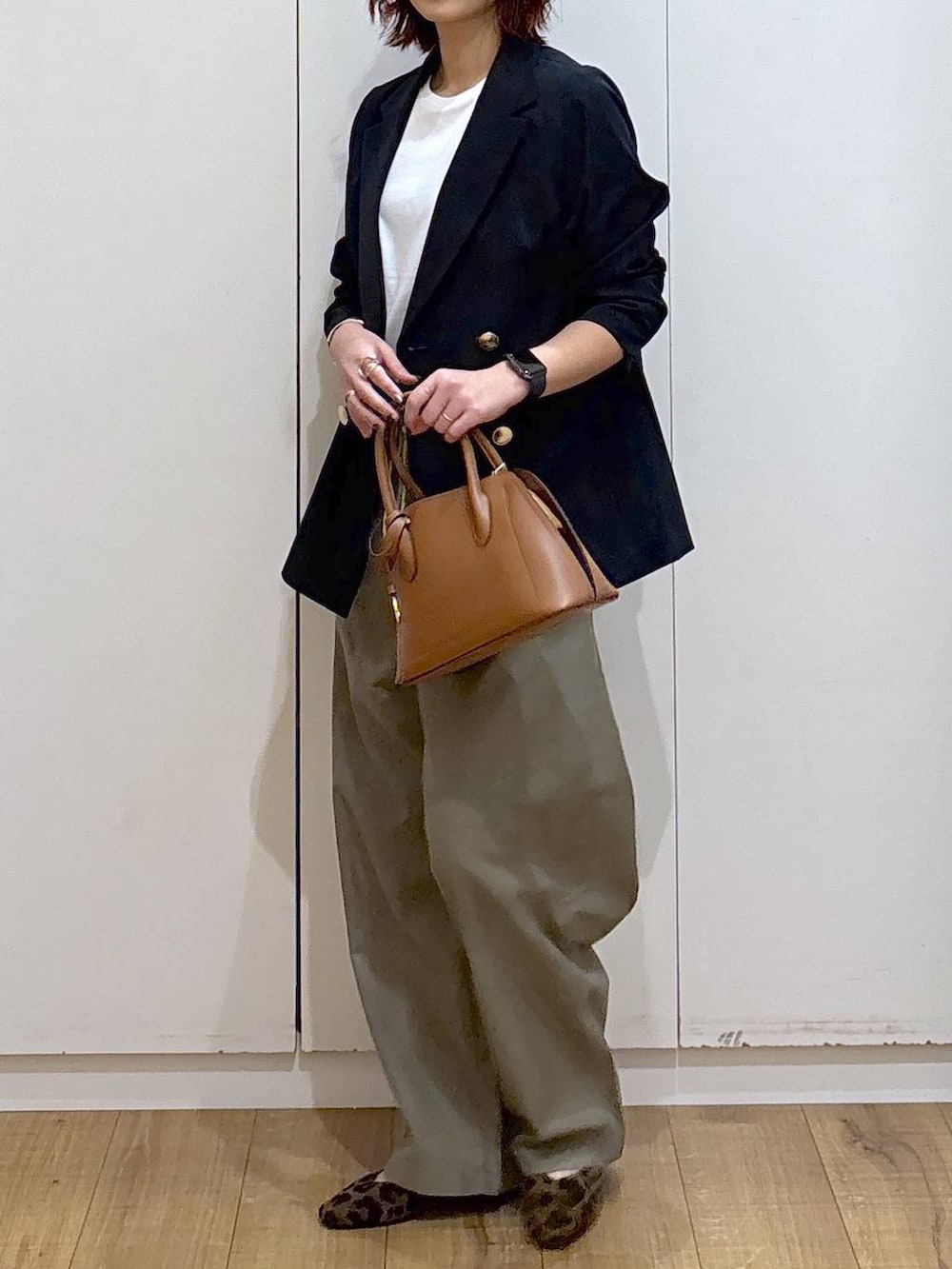 その他のパンプス、ブラウン系のショルダーバッグ、ブルー系のテーラードジャケットを着用したレディースの春コーディネートの4枚目の写真