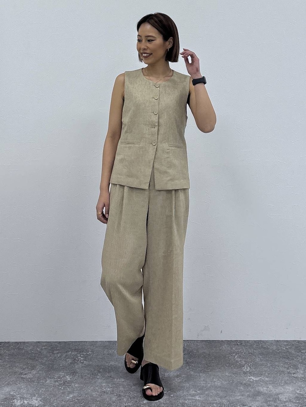 ベージュ系のその他パンツ、ベージュ系のベスト、ゴールド系のネックレスを着用したレディースの春コーディネートの3枚目の写真