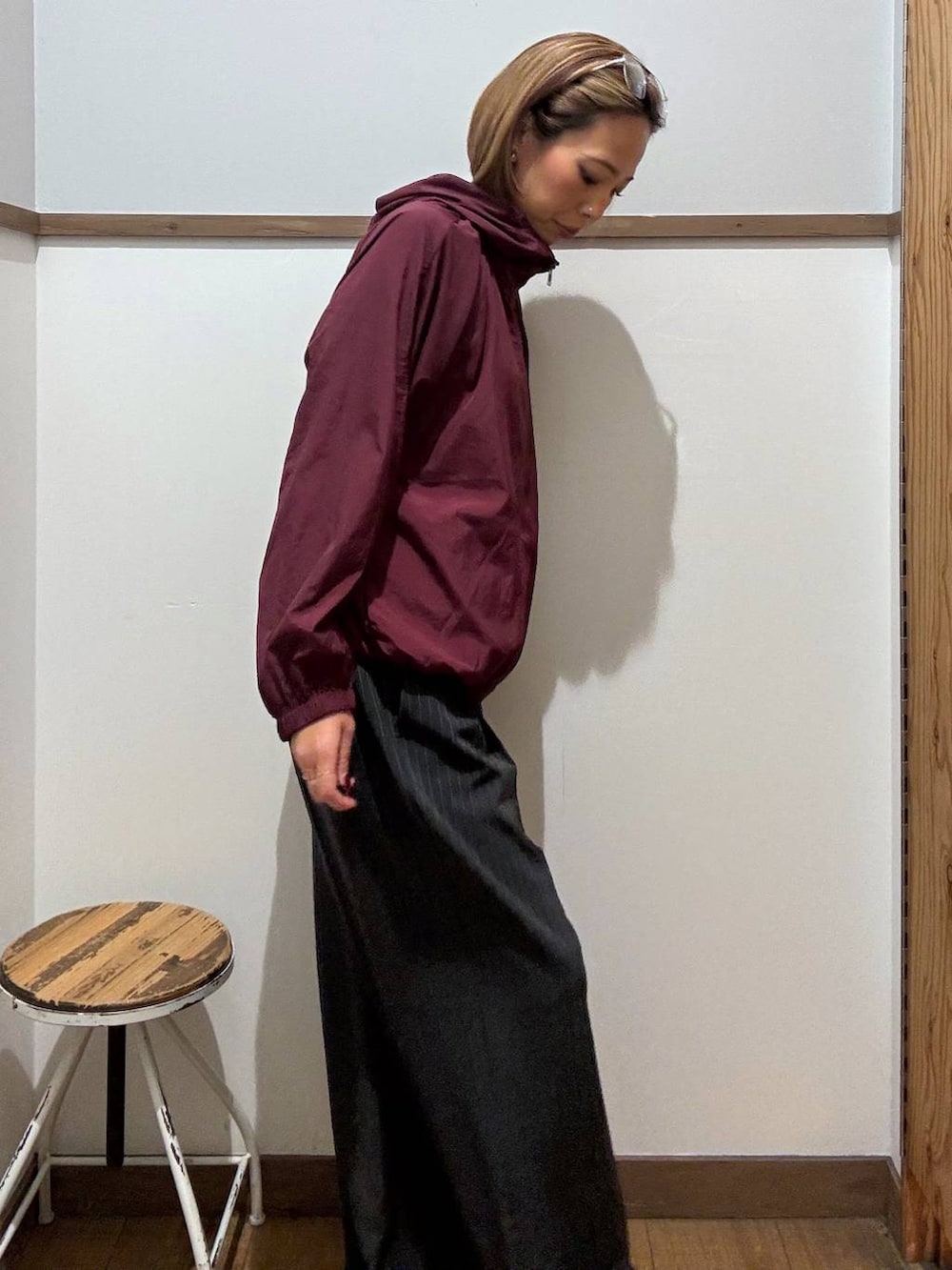 グレー系のその他パンツ、レッド系のブルゾンを着用したレディースの秋コーディネートの5枚目の写真