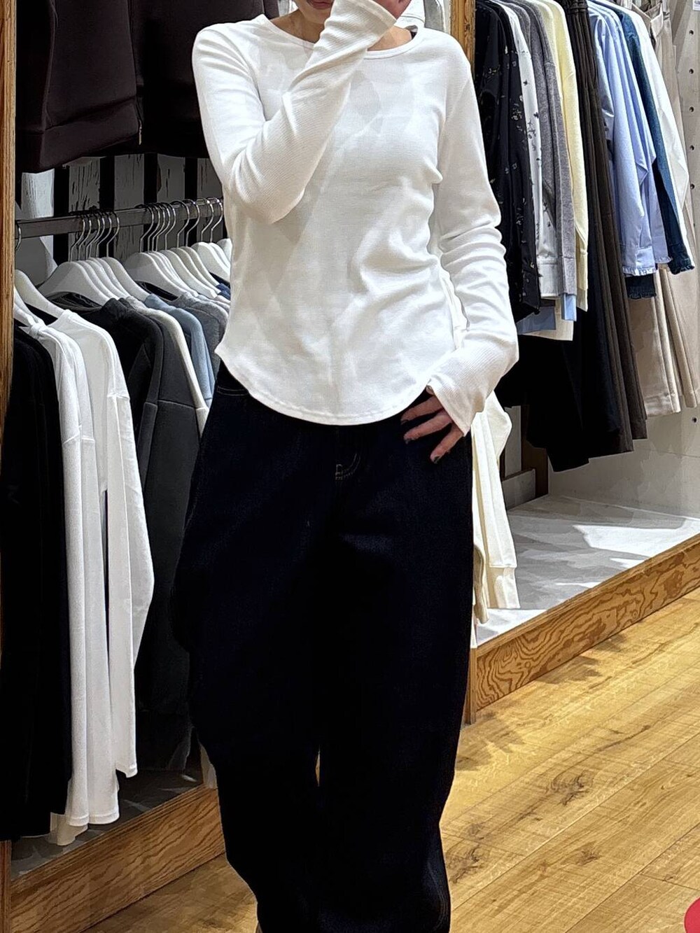 ブルー系のデニムパンツ、ブラック系のカーディガン/ボレロを着用したレディースの冬コーディネートの6枚目の写真