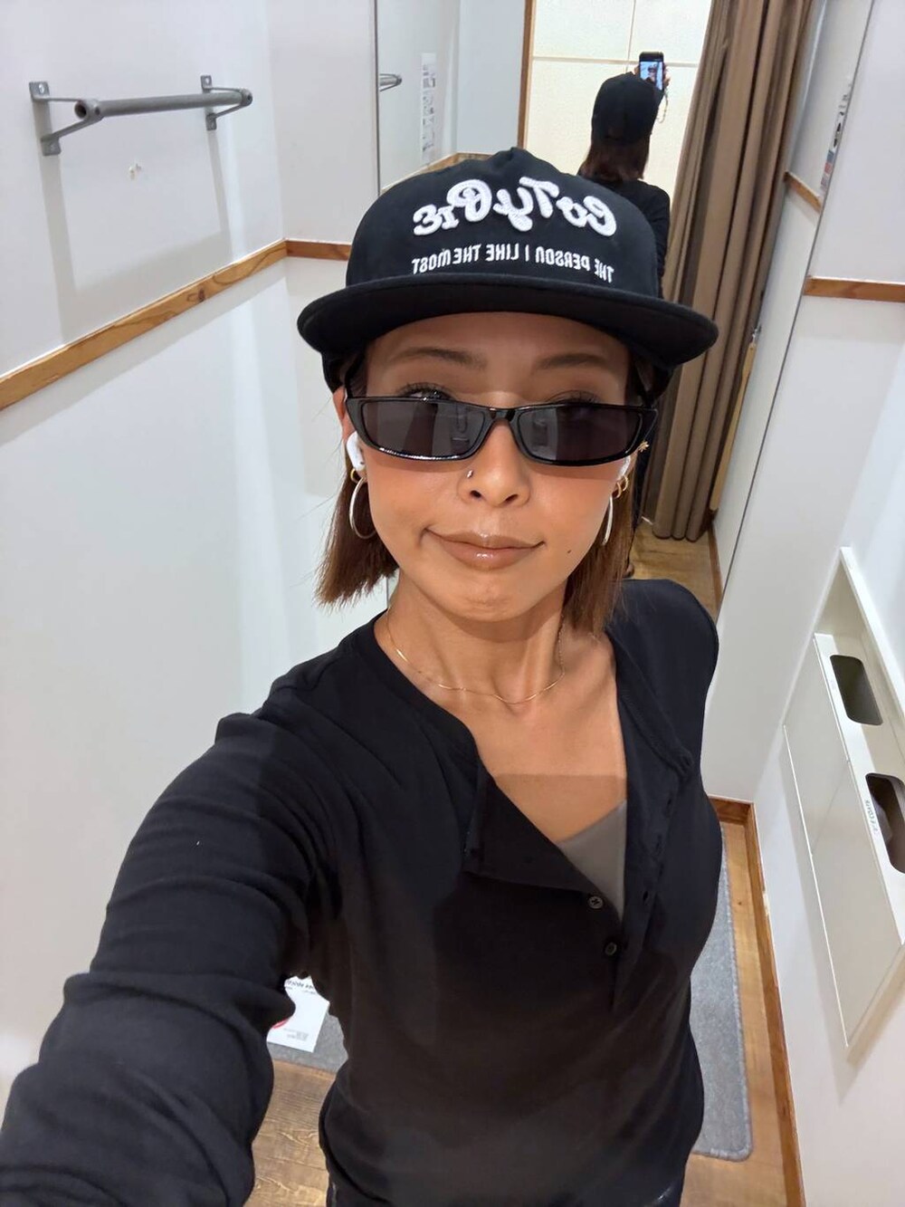 ブラック系のTシャツ/カットソー、ブラック系のサンダル、ブルー系のデニムパンツを着用したレディースの夏コーディネートの5枚目の写真