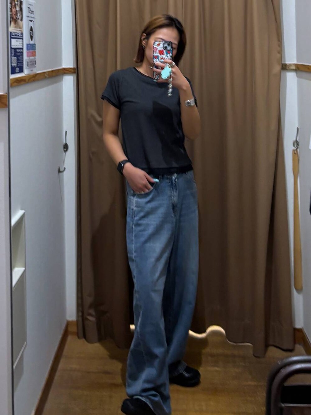 ブルー系のデニムパンツ、グレー系のTシャツ/カットソーを着用したレディースの春コーディネートの5枚目の写真