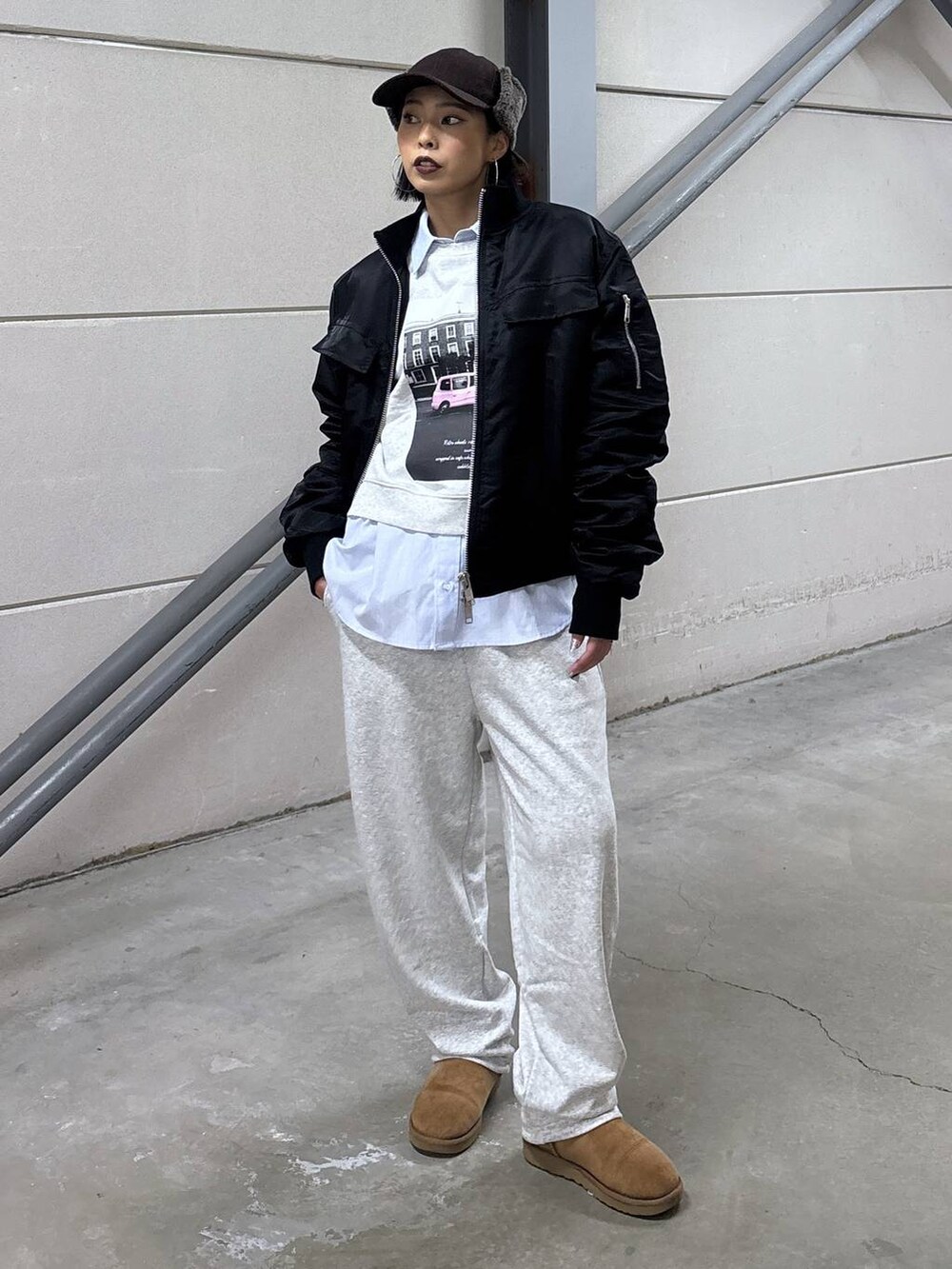 グレー系のスウェット、ブルー系のシャツ/ブラウス、ブラウン系のキャップを着用したレディースの秋コーディネートの9枚目の写真