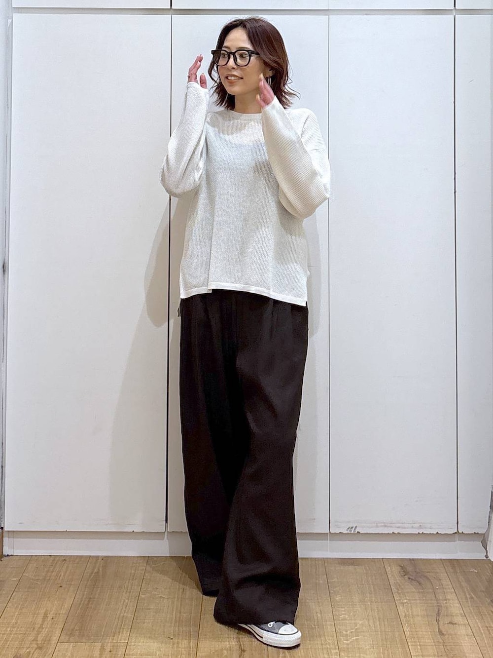 ブラック系のキャミソール、ブラウン系のその他パンツ、ホワイト系のニット/セーターを着用したレディースの春コーディネートの3枚目の写真