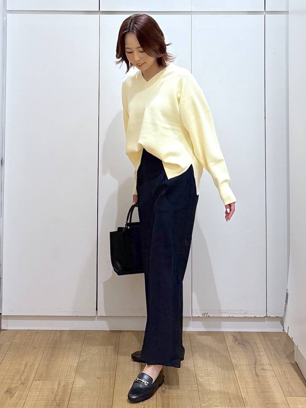 ブラック系のローファー、ブルー系のその他パンツ、ブラック系のトートバッグを着用したレディースの春コーディネートの2枚目の写真