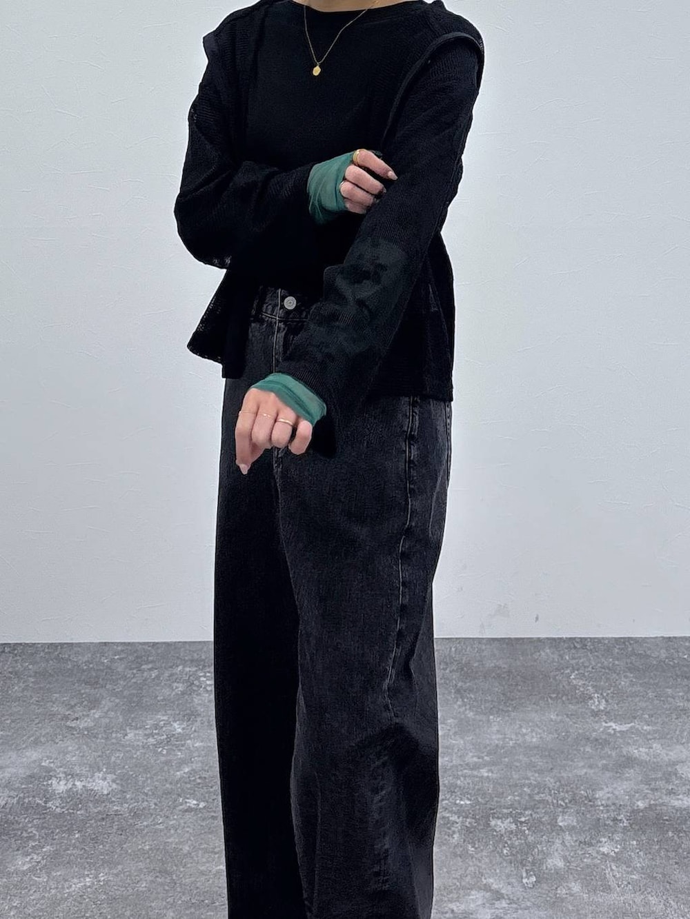 ブラック系のローファー、ブラック系のパーカー、ゴールド系のネックレスを着用したレディースの春コーディネートの7枚目の写真