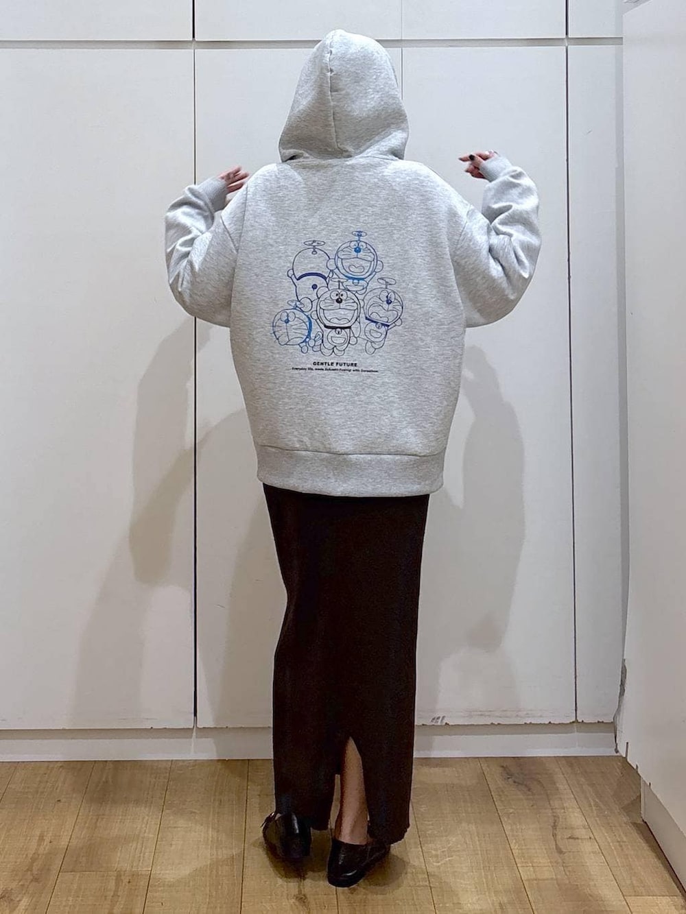 ブラック系のローファー、ブルー系のシャツ/ブラウス、ブラウン系のワンピースを着用したレディースの春コーディネートの3枚目の写真