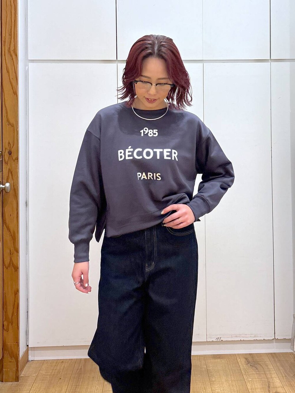 ブルー系のデニムパンツ、シルバー系のパンプス、ベージュ系のテーラードジャケットを着用したレディースの春コーディネートの7枚目の写真