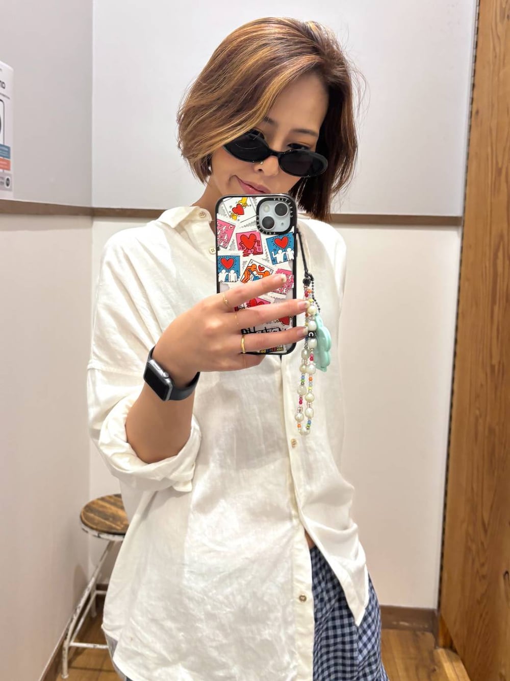 ホワイト系のシャツ/ブラウス、ブルー系のその他パンツを着用したレディースの夏コーディネートの4枚目の写真