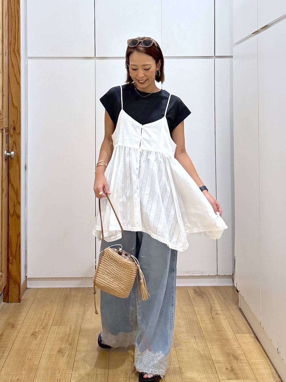 ホワイト系のシャツ/ブラウス、ブラック系のTシャツ/カットソー、ベージュ系のショルダーバッグを着用したレディースの夏コーディネートの7枚目の写真