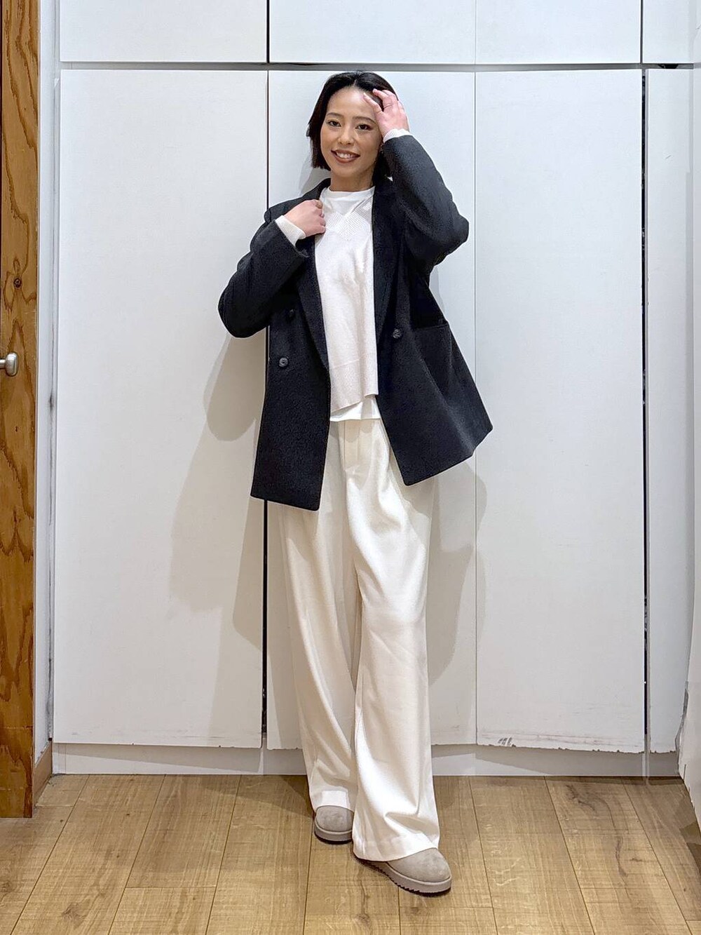 ホワイト系のニット/セーター、ホワイト系のTシャツ/カットソー、グレー系のその他パンツを着用したレディースの冬コーディネートの2枚目の写真