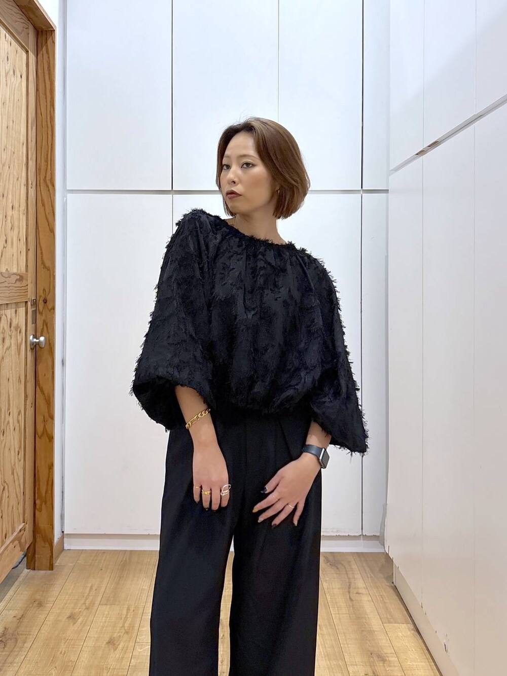 ブラック系のブーツ、ブラック系のシャツ/ブラウス、ブラック系のスラックスを着用したレディースの秋コーディネートの4枚目の写真