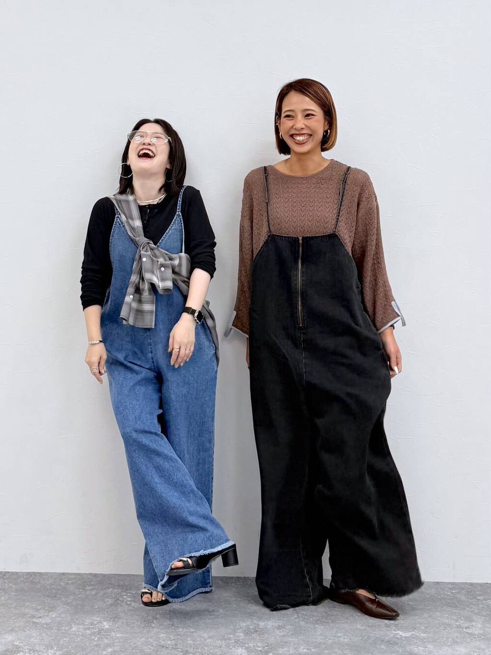 ブラック系のTシャツ/カットソー、ブラック系のサンダル、ブラック系のシャツ/ブラウスを着用したレディースの夏コーディネートの5枚目の写真