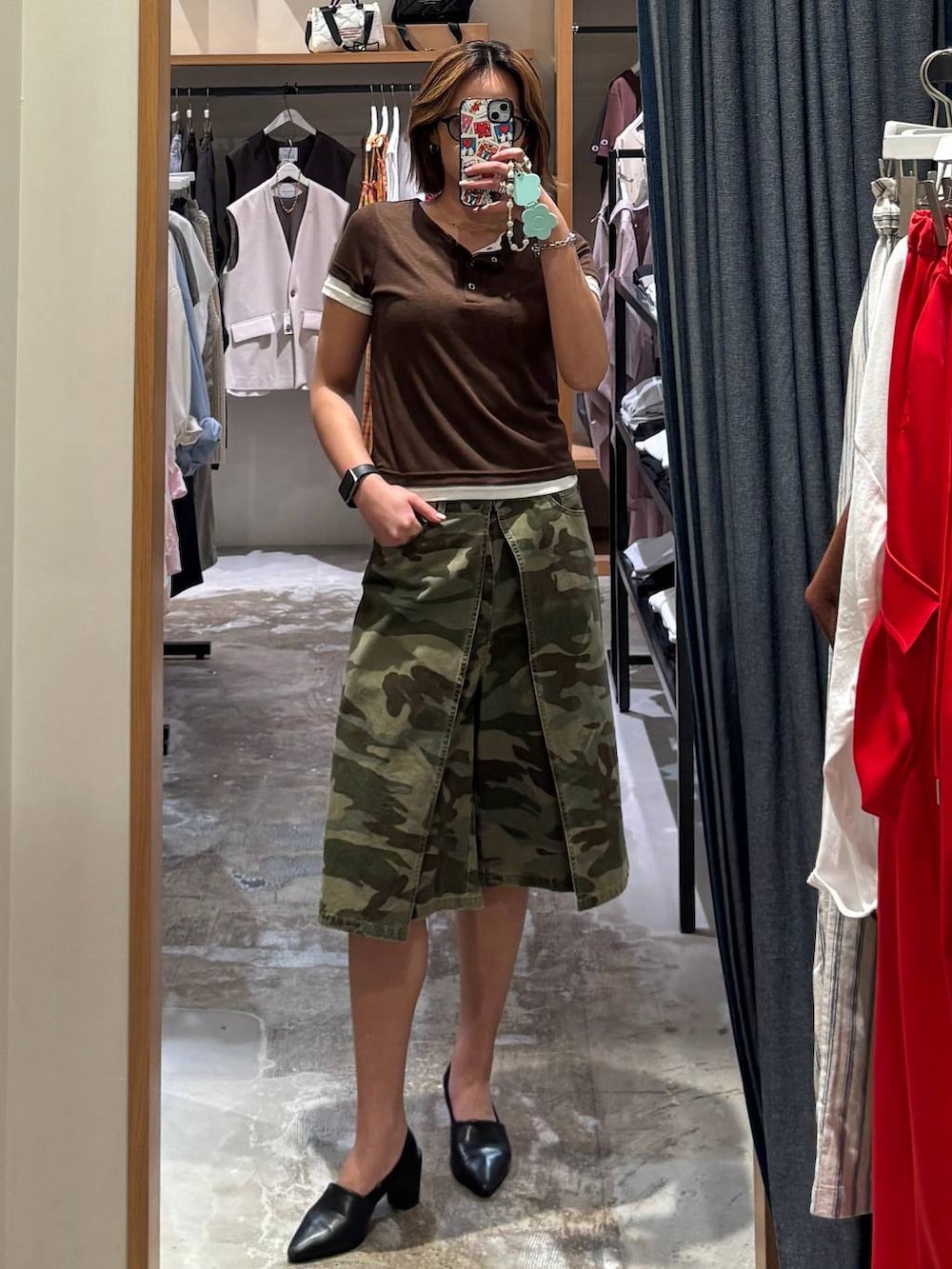 グリーン系のその他パンツ、ブラウン系のTシャツ/カットソーを着用したレディースの夏コーディネートの2枚目の写真