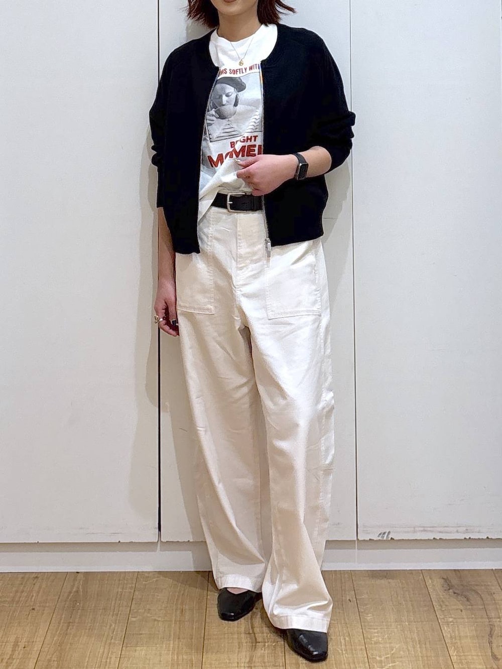 ブラック系のパンプス、ホワイト系のTシャツ/カットソー、ベージュ系のその他パンツを着用したレディースの春コーディネートの3枚目の写真