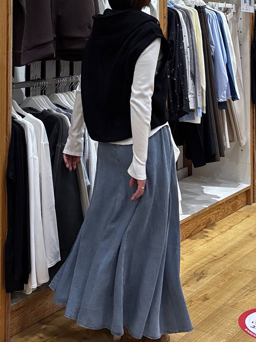 ブルー系のデニムスカートを着用したレディースの冬コーディネートの7枚目の写真