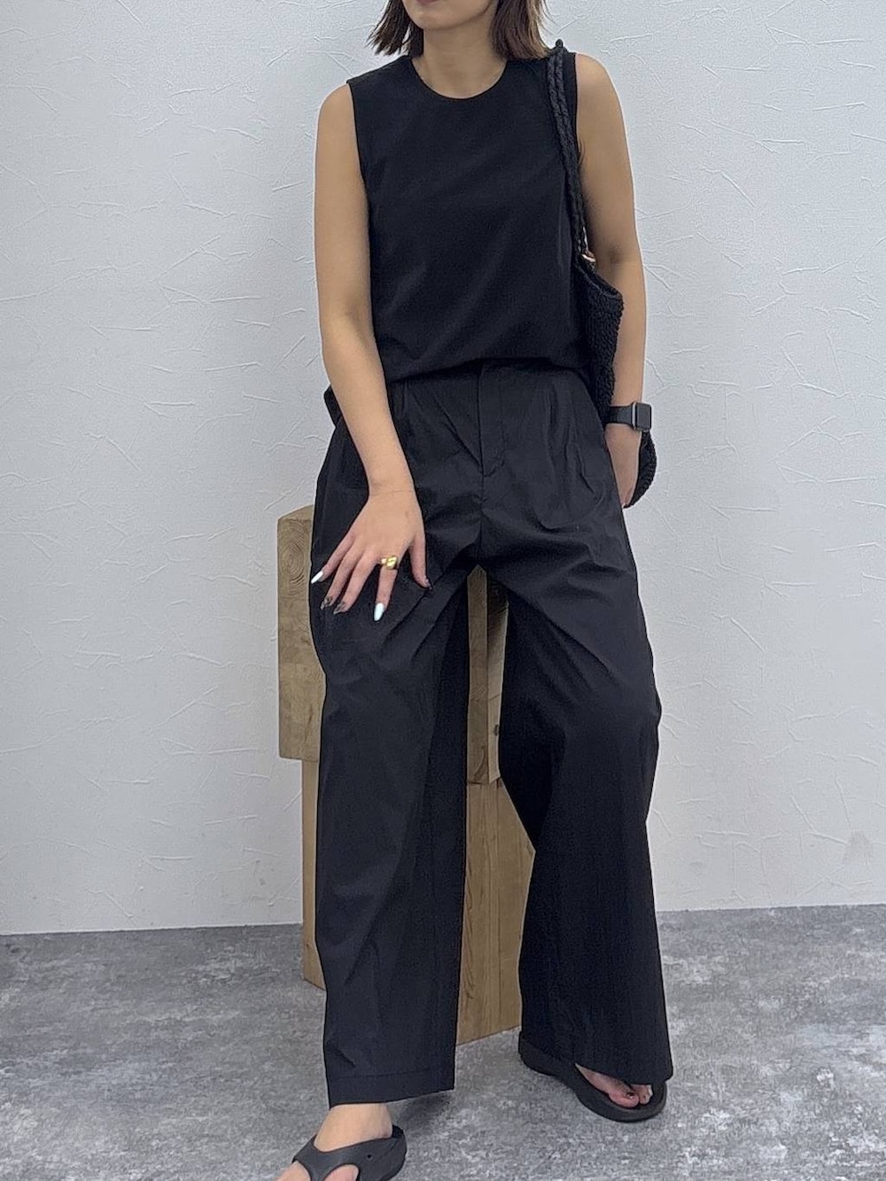 ブラック系のキャミソール、ブラック系のその他パンツ、ブラック系のトートバッグを着用したレディースの夏コーディネートの3枚目の写真
