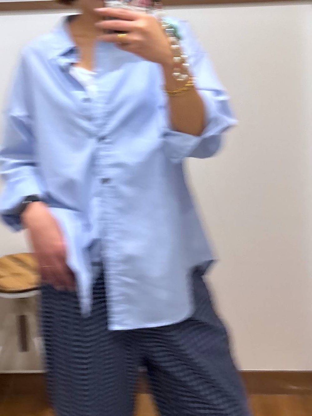 ブルー系のシャツ/ブラウス、ホワイト系のキャミソールを着用したレディースの春コーディネートの5枚目の写真