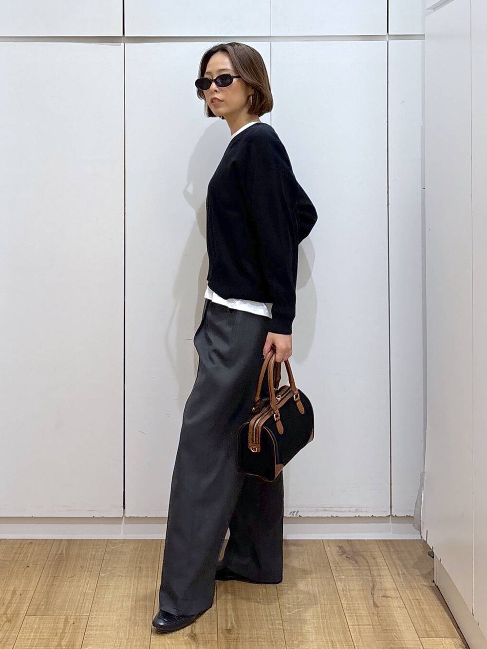 ブラック系のローファー、ブラック系のスウェット、グレー系のその他パンツを着用したレディースの秋コーディネートの4枚目の写真