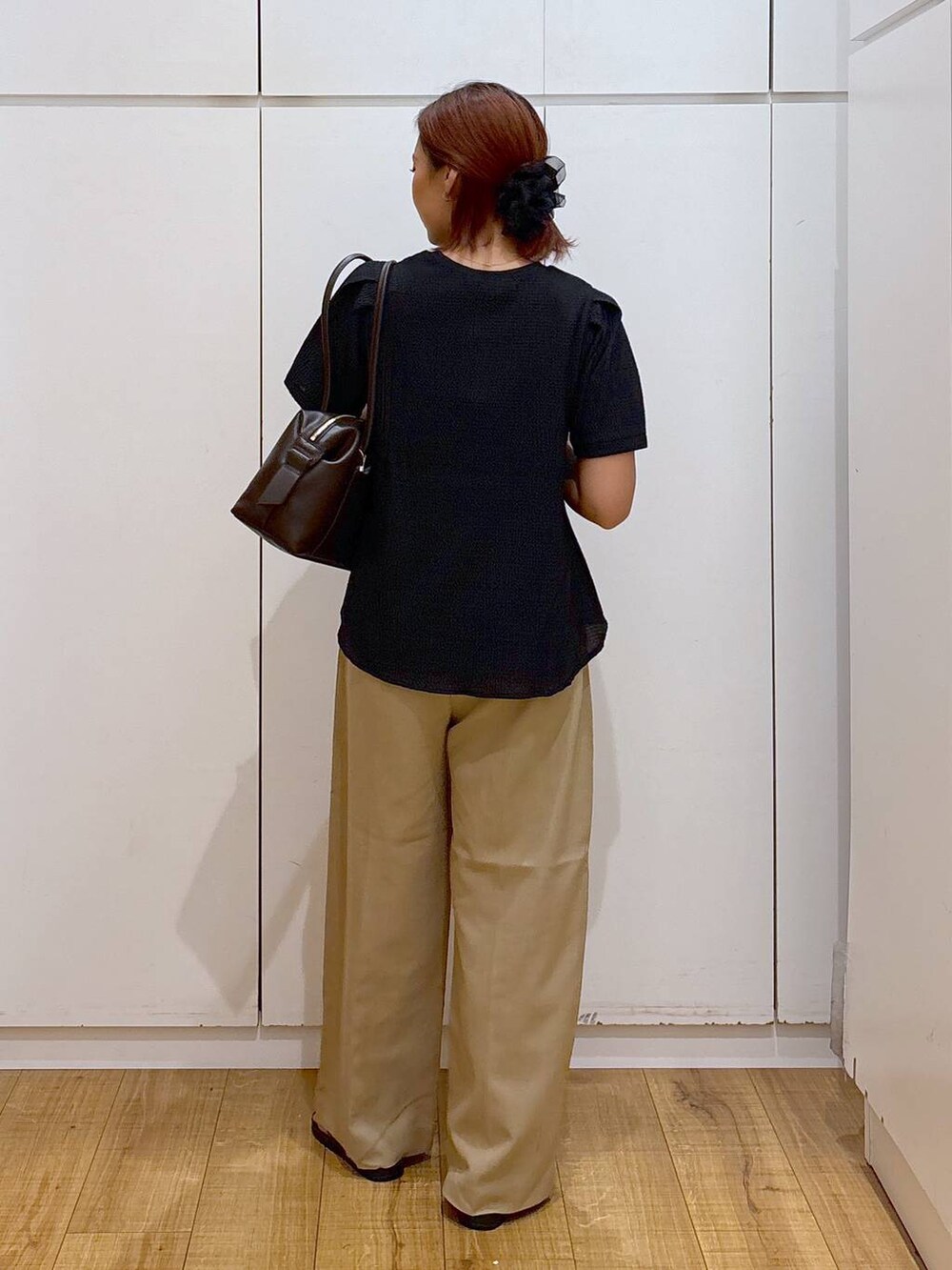 ベージュ系のその他パンツ、ブラック系のTシャツ/カットソー、ブラウン系のサンダルを着用したレディースの夏コーディネートの5枚目の写真
