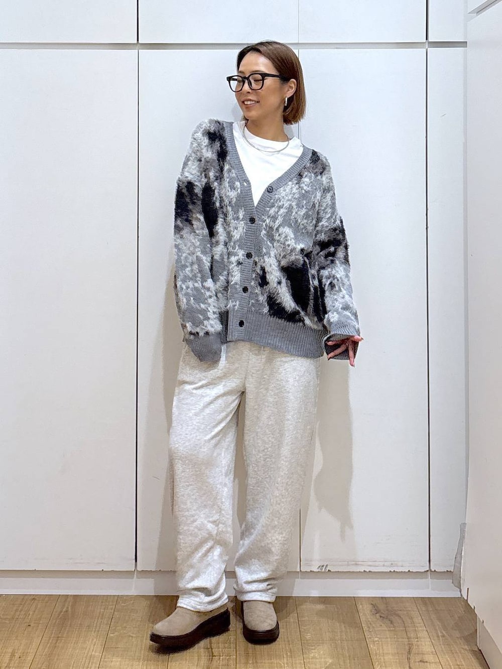 ホワイト系のTシャツ/カットソー、グレー系のワンピース、ベージュ系のブーツを着用したレディースの秋コーディネートの3枚目の写真