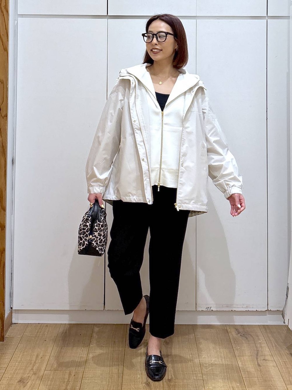 ブラック系のローファー、その他のショルダーバッグ、ホワイト系のパーカーを着用したレディースの春コーディネートの4枚目の写真