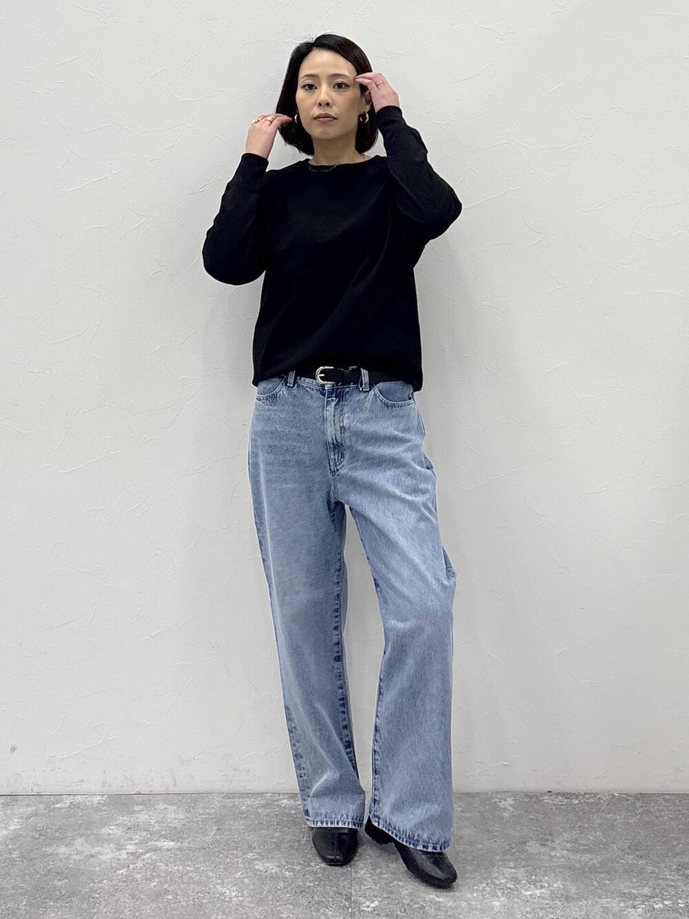 ブラック系のブーツ、ゴールド系のピアス（両耳用）、ゴールド系のリングを着用したレディースの冬コーディネートの5枚目の写真