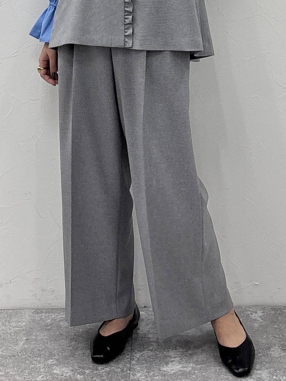 ブラック系のパンプス、グレー系のその他パンツ、グレー系のベストを着用したレディースの冬コーディネートの7枚目の写真