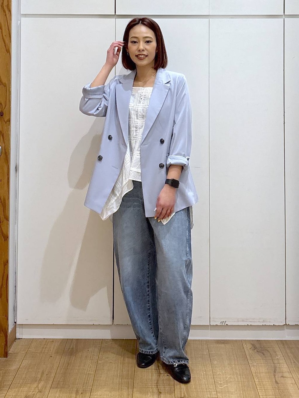 ブラック系のローファー、ブルー系のテーラードジャケット、ブルー系のデニムパンツを着用したレディースの春コーディネートの4枚目の写真