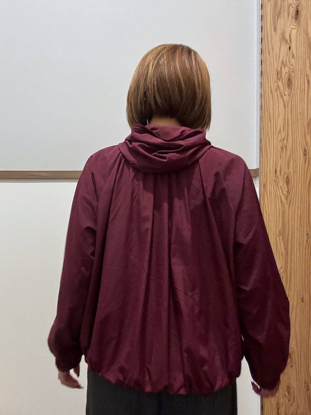 グレー系のその他パンツ、レッド系のブルゾンを着用したレディースの秋コーディネートの6枚目の写真