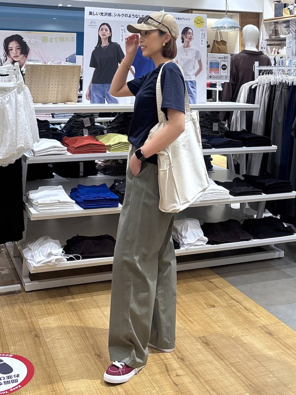 ベージュ系のトートバッグ、ブルー系のTシャツ/カットソー、グリーン系のその他パンツを着用したレディースの春コーディネートの6枚目の写真