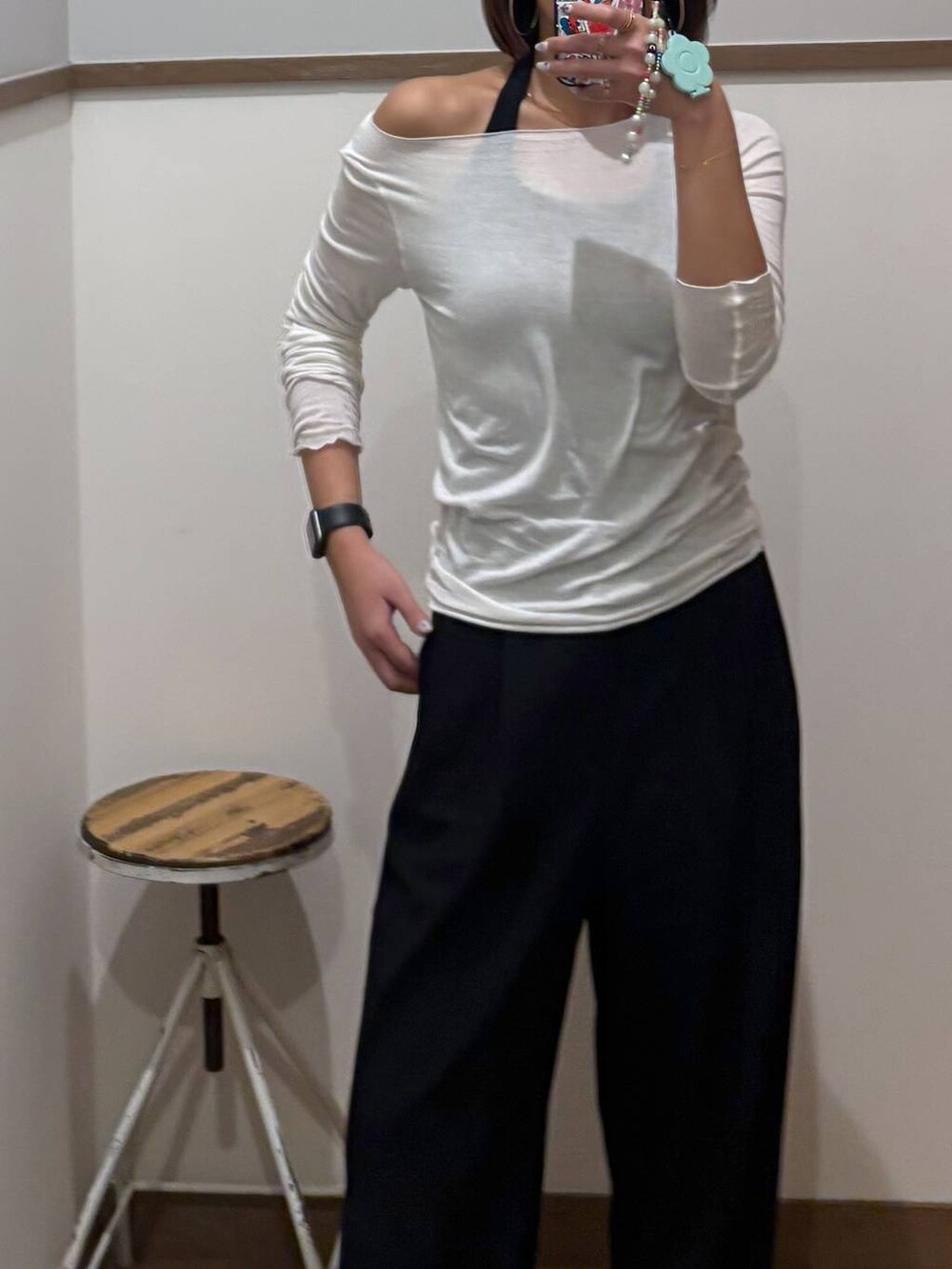 ブラック系のその他パンツ、ブラック系のサンダル、ホワイト系のメガネを着用したレディースの春コーディネートの5枚目の写真