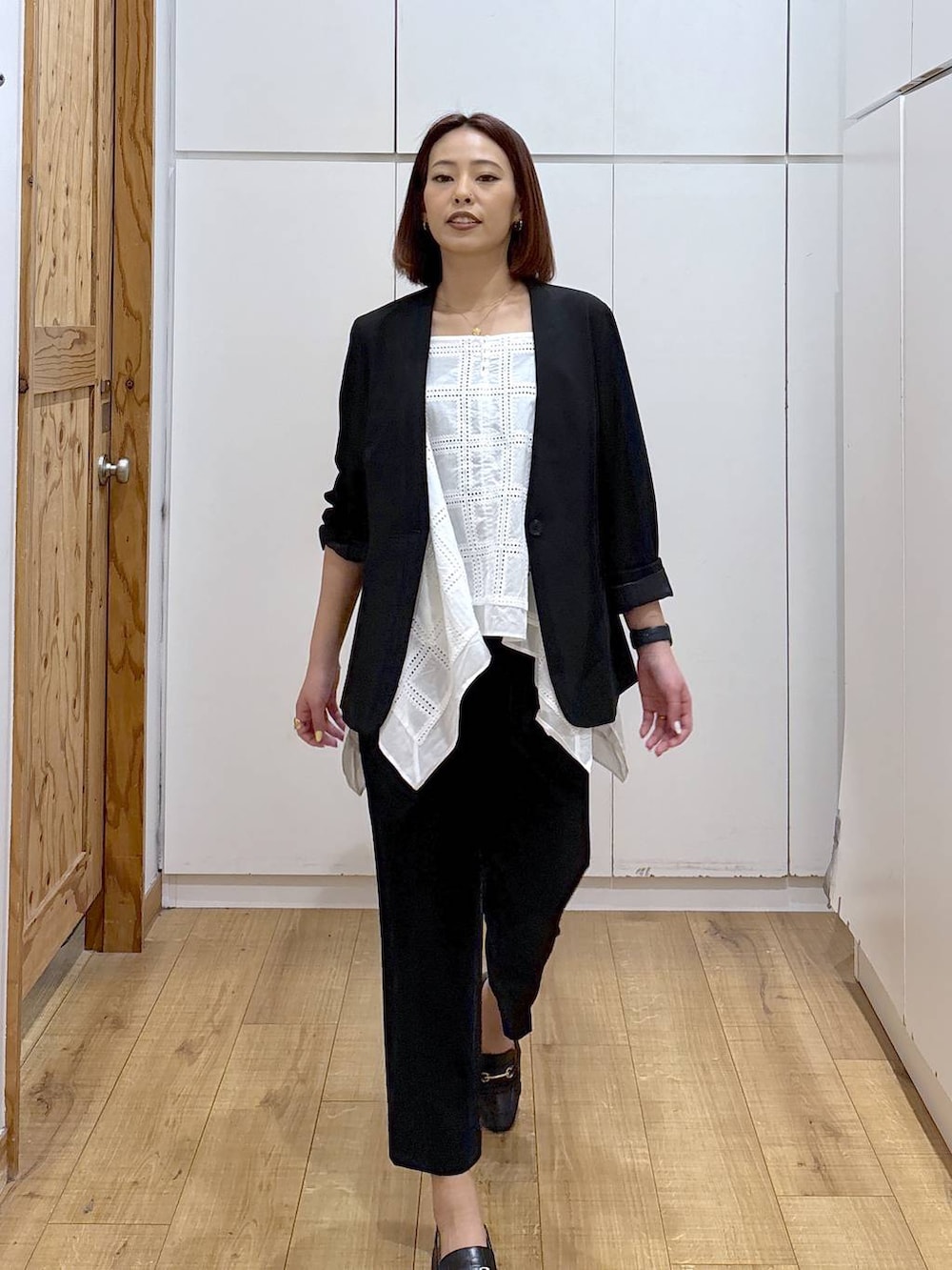 ブラック系のローファー、ブラック系のスラックス、ブラック系のノーカラージャケットを着用したレディースの春コーディネートの6枚目の写真