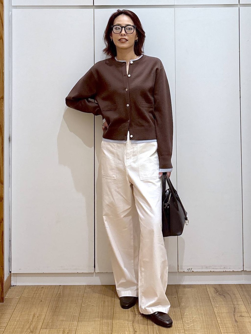 ブラウン系のローファー、ブラウン系のショルダーバッグ、ブラウン系のカーディガン/ボレロを着用したレディースの春コーディネートの3枚目の写真