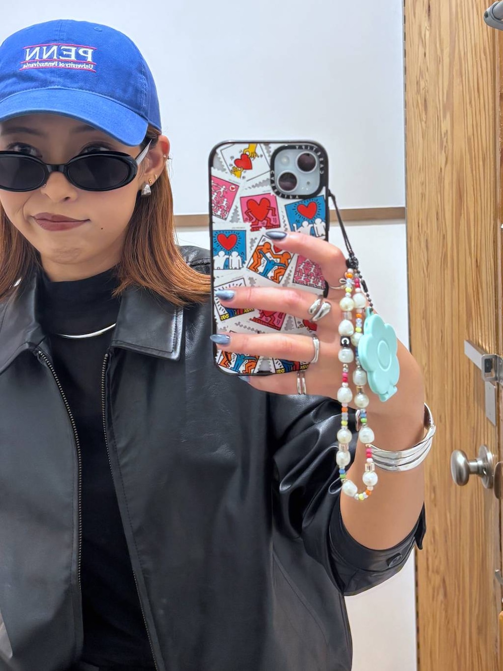 ブラック系のローファー、ブラック系のブルゾン、ブラック系のその他パンツを着用したレディースの秋コーディネートの4枚目の写真