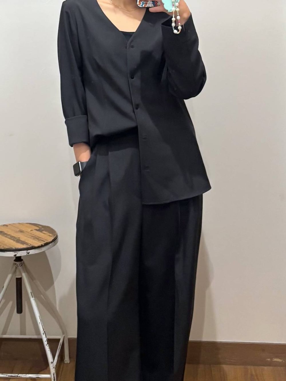 グレー系のパンプス、グレー系のカーディガン/ボレロを着用したレディースの春コーディネートの4枚目の写真