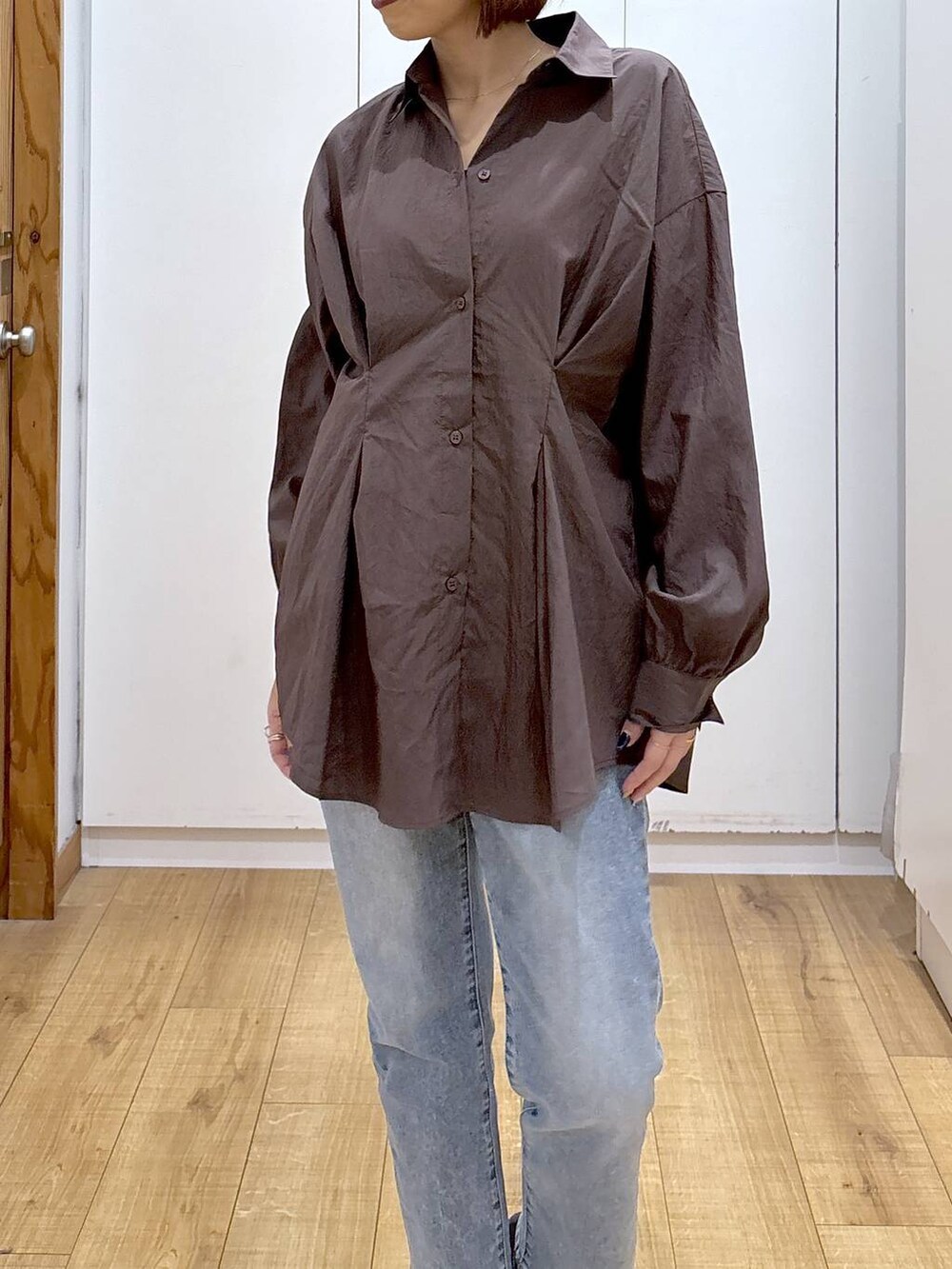 ブルー系のデニムパンツ、ブラウン系のシャツ/ブラウスを着用したレディースの秋コーディネートの5枚目の写真