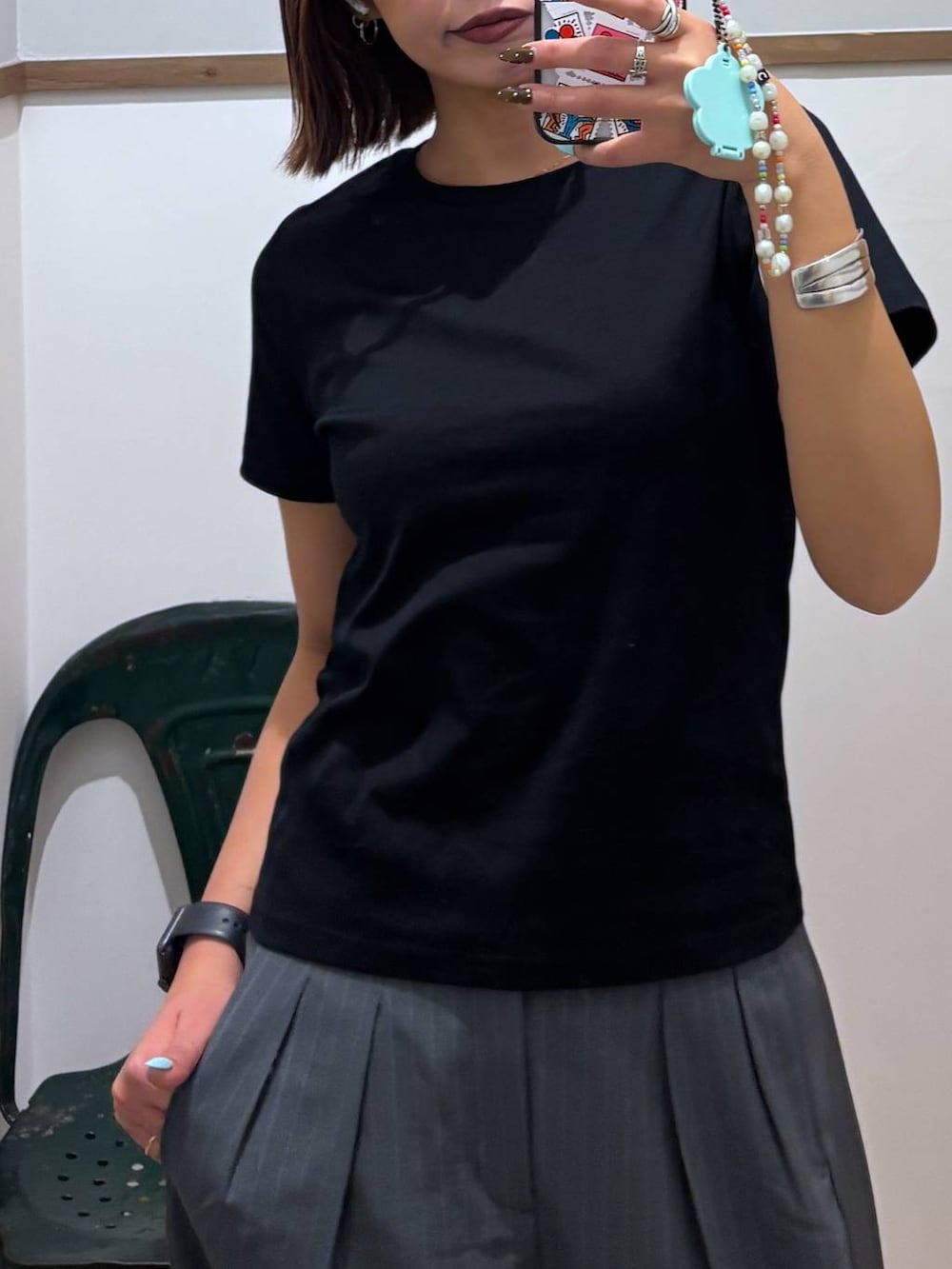 グレー系のその他パンツ、ブラック系のTシャツ/カットソーを着用したレディースの春コーディネートの3枚目の写真