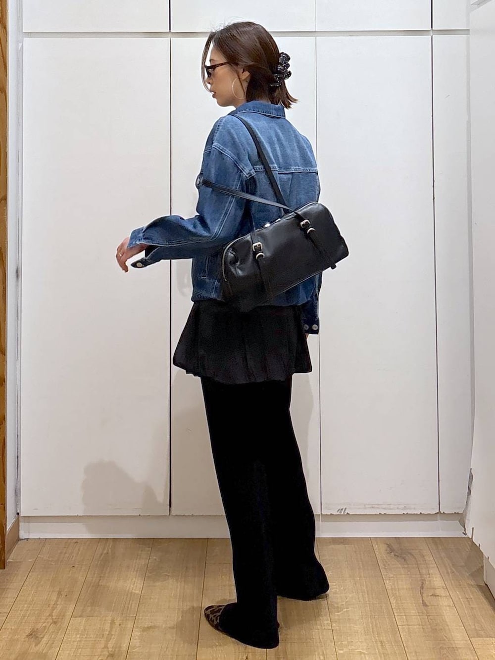 その他のパンプス、ブルー系のデニムジャケット、ブラック系のその他パンツを着用したレディースの春コーディネートの6枚目の写真