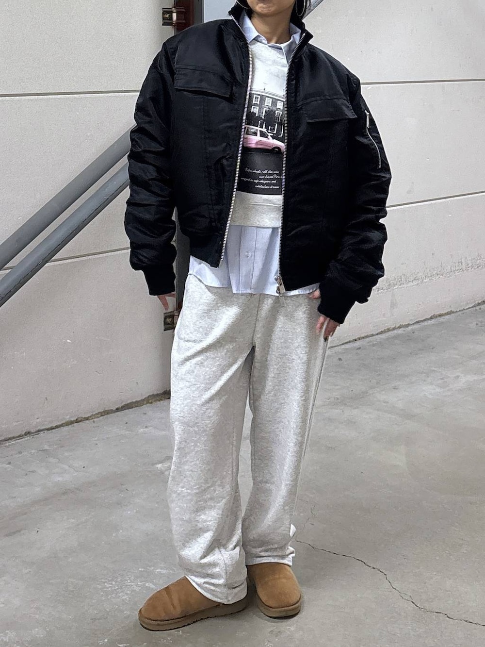 グレー系のスウェット、ブルー系のシャツ/ブラウス、ブラウン系のキャップを着用したレディースの秋コーディネートの5枚目の写真