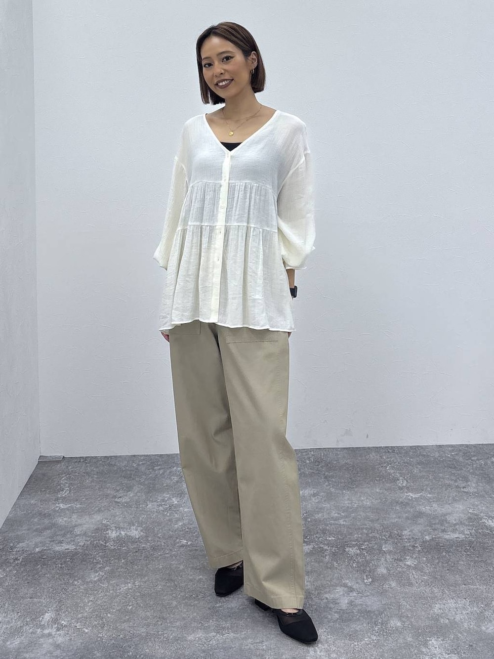 ブラック系のキャミソール、ベージュ系のその他パンツ、ブラック系のパンプスを着用したレディースの春コーディネートの4枚目の写真