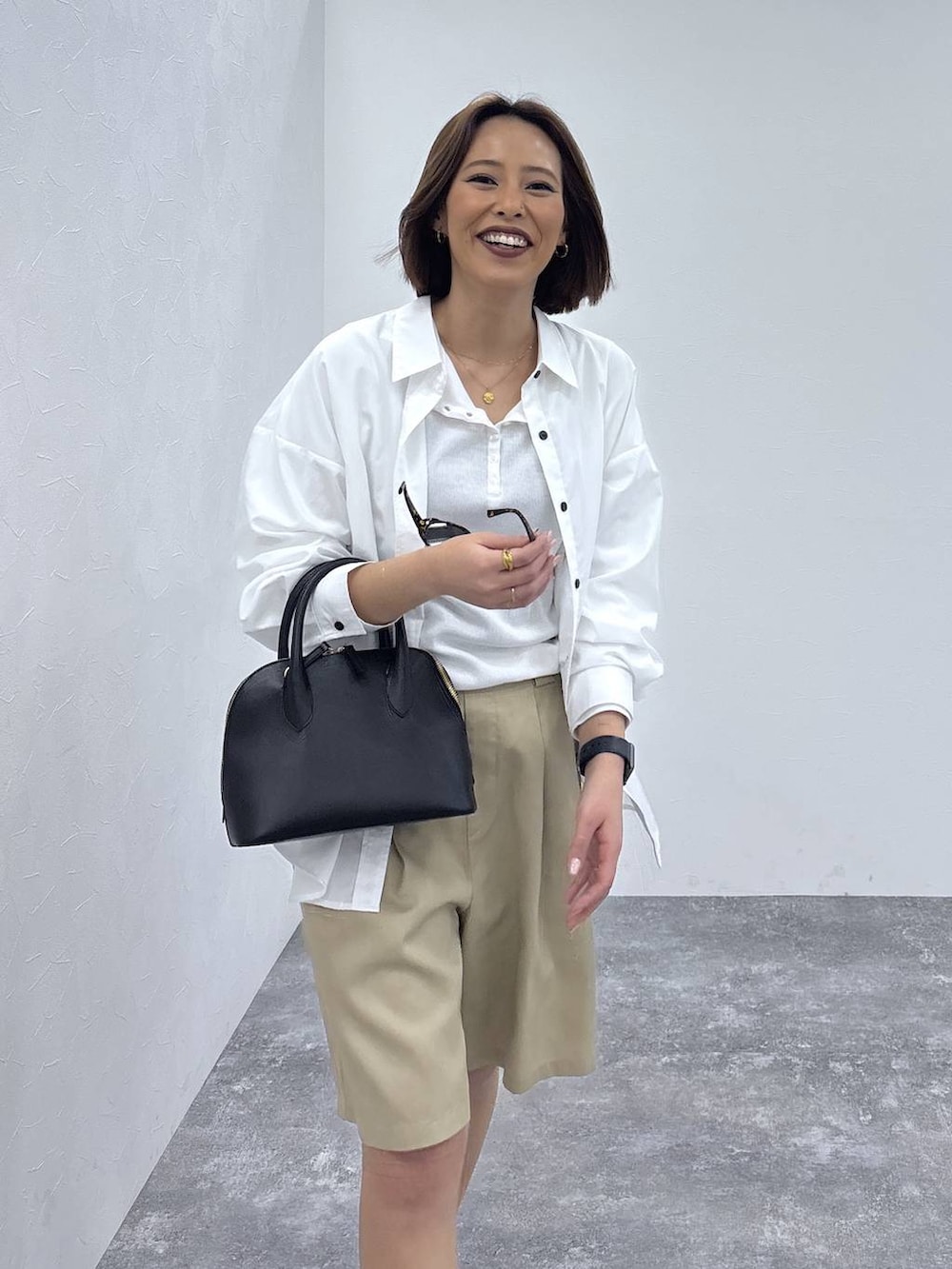 ブラック系のローファー、ブラック系のショルダーバッグ、ホワイト系のシャツ/ブラウスを着用したレディースの春コーディネートの8枚目の写真