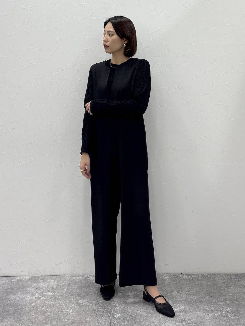 ブラック系のTシャツ/カットソー、ブラック系のサロペット/オーバーオール、ゴールド系のピアス（両耳用）を着用したレディースの冬コーディネートの4枚目の写真