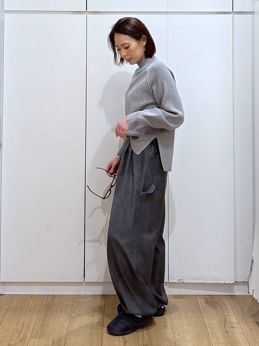 グレー系のニット/セーター、グレー系のその他パンツを着用したレディースの冬コーディネートの4枚目の写真