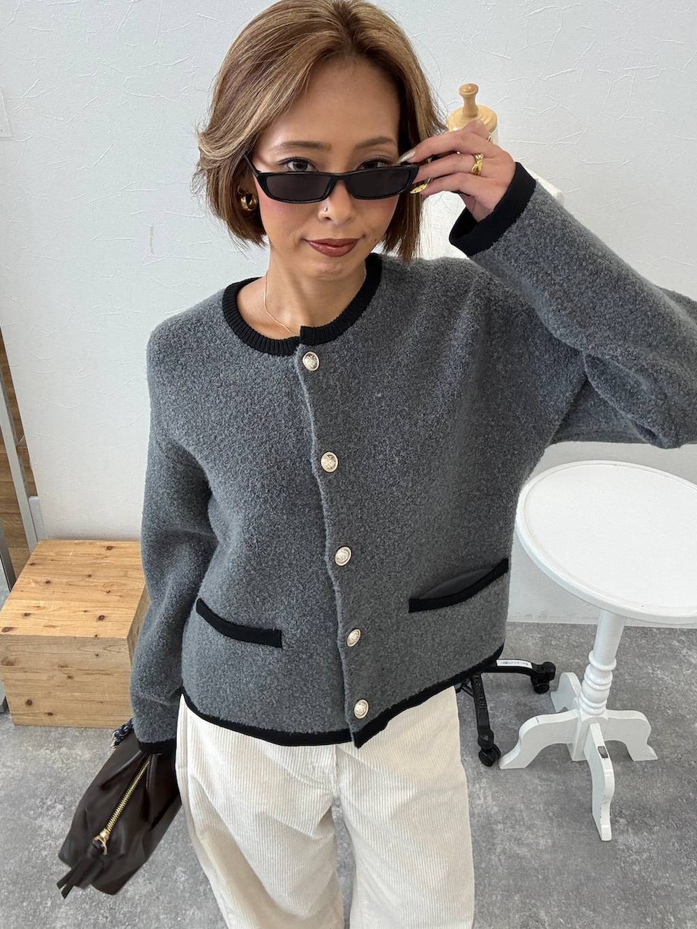 ホワイト系のその他パンツ、グレー系のノーカラージャケット、ブラウン系のボストンバッグを着用したレディースの秋コーディネートの7枚目の写真