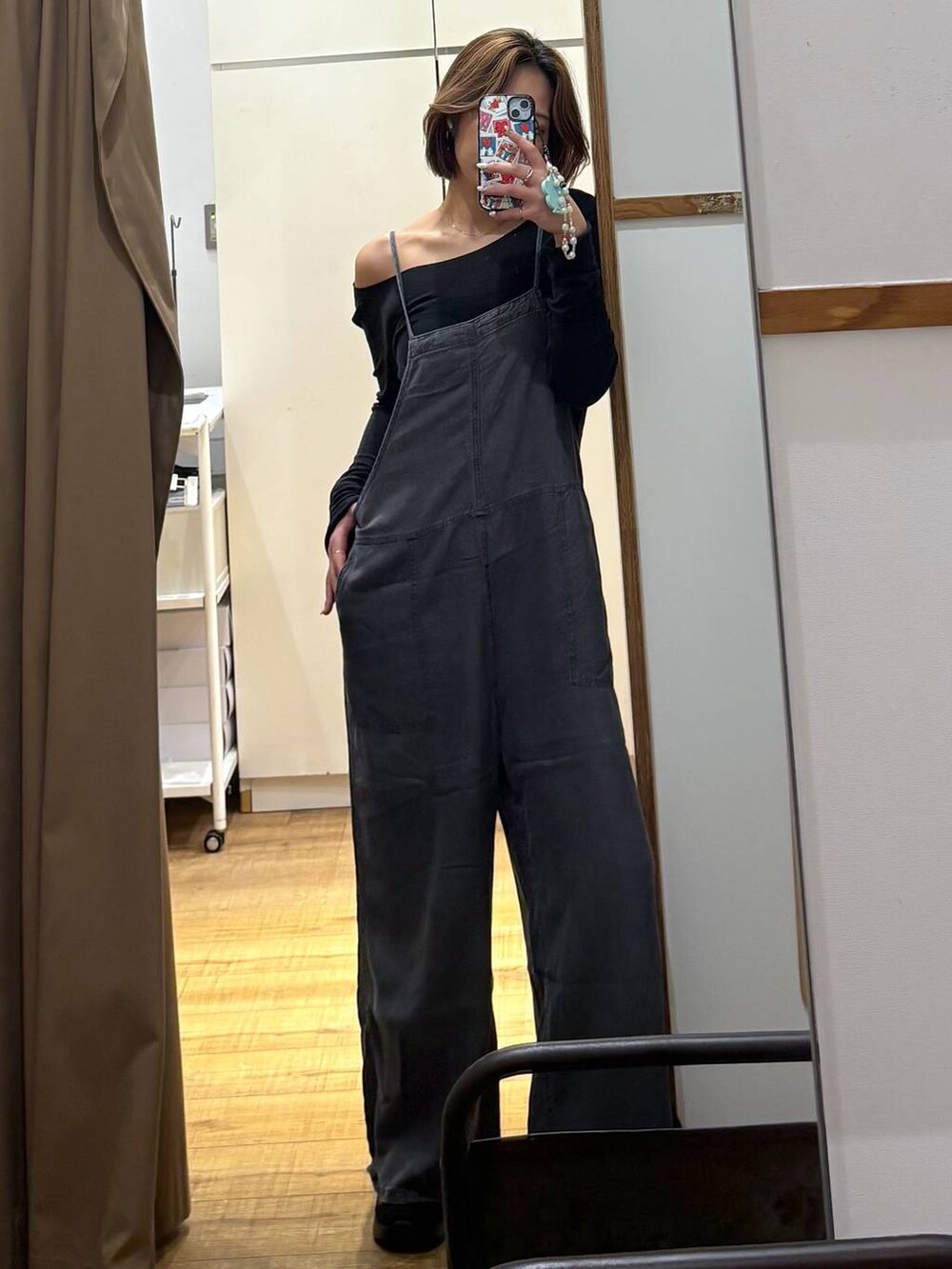 ブラック系のサロペット/オーバーオールを着用したレディースの春コーディネートの2枚目の写真